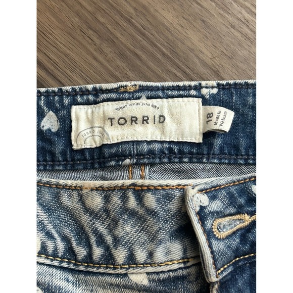 Torrid Heart Print Denim Cutoff Shorts NWT Size 18 Raw Hem Distressed - Picture 2 of 5